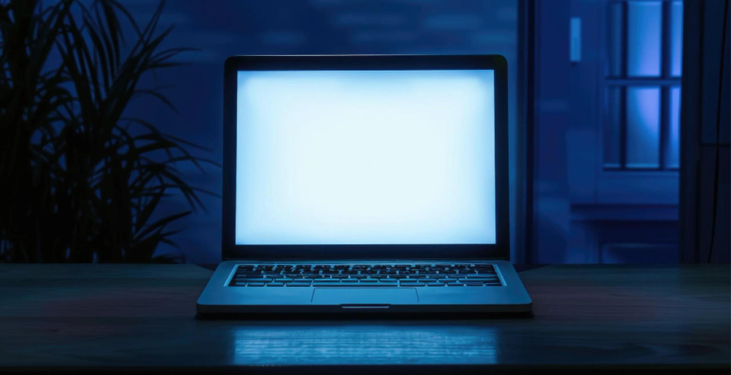 Laptop mit weißem Bildschirm in dunkler Umgebung – Displayfehler oder Startproblem